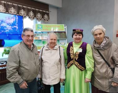 Выпускники Каракашлинской школы, знаменитые личности Шириязданов Миргазиян с супругой, Гульчачак Батыршина с гордостью побывали на празднике.
